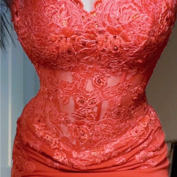 Elegant Red Lace Evening Gown - Picture 4 of 4